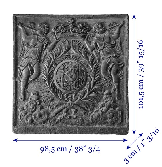 Plaque de cheminée du XVIII ème siècle aux armoiries encadrées d'anges musiciens-9