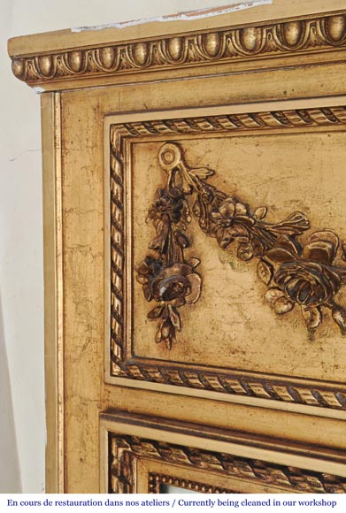 Trumeau doré de style Louis XVI à la couronne de fleur Trumeau doré de style Louis XVI à la couronne de fleur-2