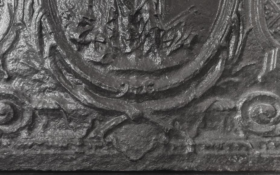 Plaque de cheminée décorée d'une allégorie du feu Plaque de cheminée décorée d'une allégorie du feu-8