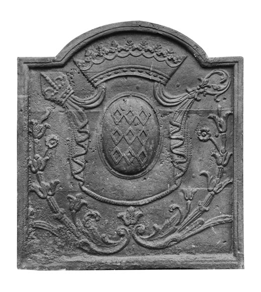 Plaque de cheminée aux armoiries géométriques Plaque de cheminée aux armoiries géométriques-0
