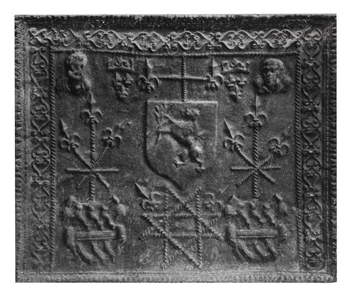 Plaque de cheminée en fonte à décor d'armoirie et de buste de personnage Plaque de cheminée en fonte à décor d'armoirie et de buste de personnage-0