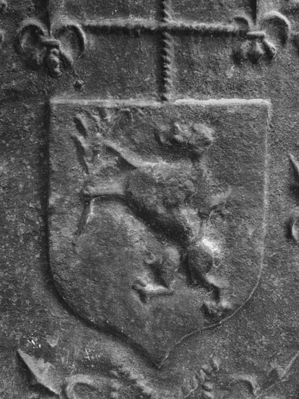 Plaque de cheminée en fonte à décor d'armoirie et de buste de personnage Plaque de cheminée en fonte à décor d'armoirie et de buste de personnage-2