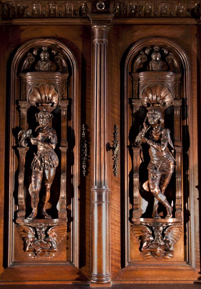 Grand buffet à décor Néo-Troubadour en noyer sculpté avec bas-reliefs en bronze signés de Ferdinand Barbedienne-1