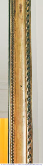 Trumeau de style Louis XVI doré, à frise de ruban et de perle-2