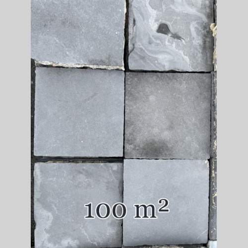 Très important ensemble d’environ 100 m² de dallage ancien en pierre bleue de Belgique