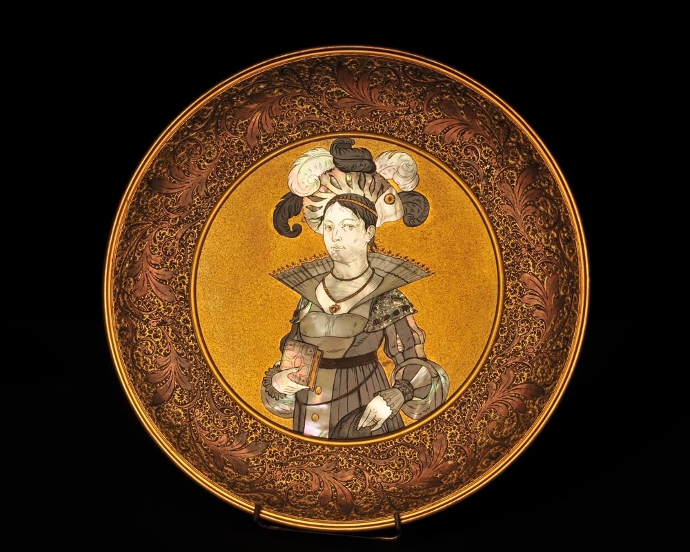 Maison KAYSER SOHN, Personnages de la Renaissance, Paire de plats décoratifs en corviniello-2