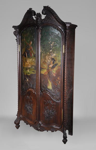 Armoire en noyer sculpté de style Louis XV à décor japonisant peint en relief-1