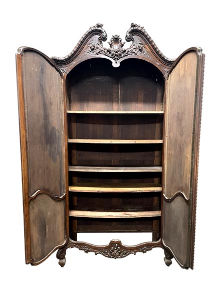 Armoire en noyer sculpté de style Louis XV à décor japonisant peint en relief Armoire en noyer sculpté de style Louis XV à décor japonisant peint en relief-11