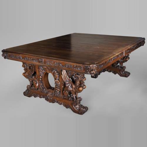 Belle table de style Néo-Renaissance en noyer sculpté à décor de lions et d'animaux mythiques