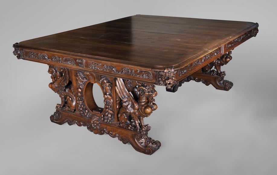 Belle table de style Néo-Renaissance en noyer sculpté à décor de lions et d'animaux mythiques-0