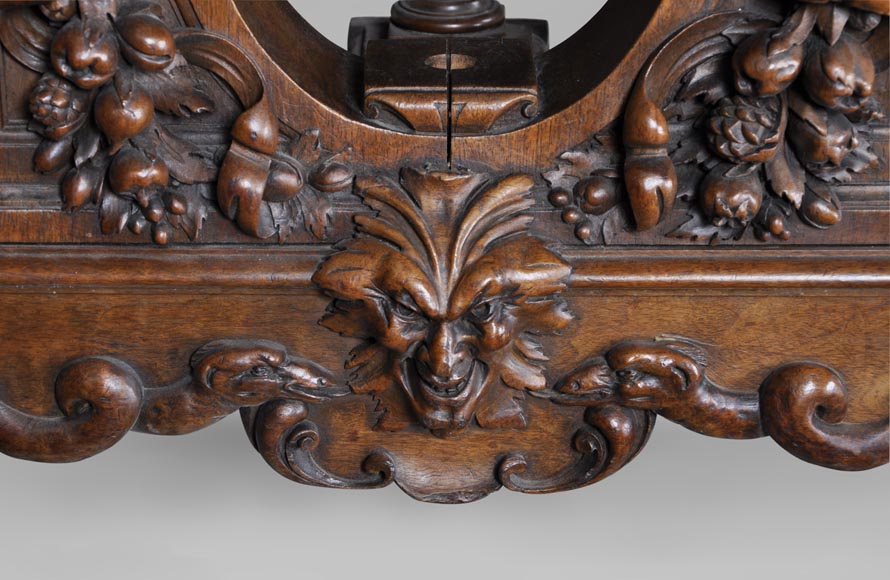 Belle table de style Néo-Renaissance en noyer sculpté à décor de lions et d'animaux mythiques-6