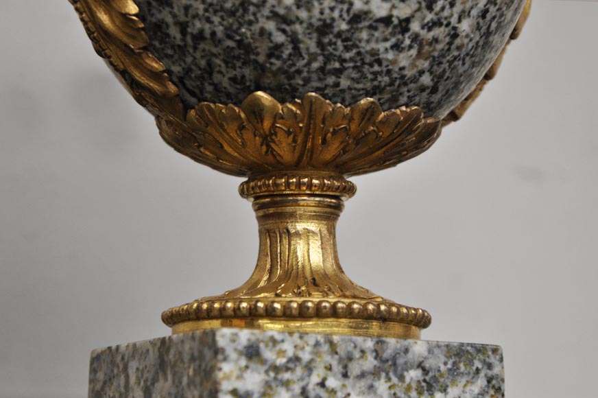 Paire de cassolettes en granite et bronze doré d'après un modèle de Pierre Gouthière-3