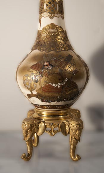 Superbe vase en faïence de Satzuma à personnages monté en lampe avec des bronzes attribués à Ferdinand Barbedienne-1