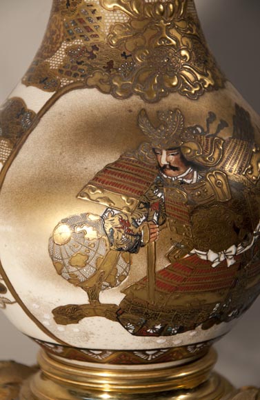 Superbe vase en faïence de Satzuma à personnages monté en lampe avec des bronzes attribués à Ferdinand Barbedienne-2