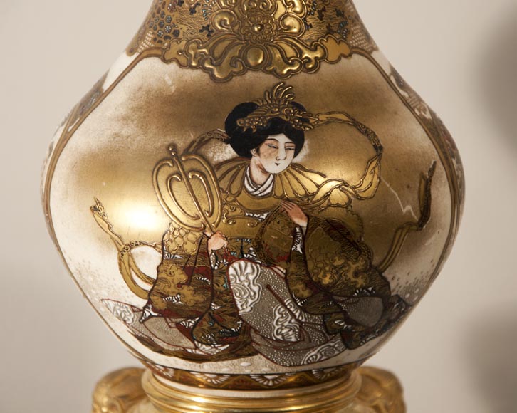 Superbe vase en faïence de Satzuma à personnages monté en lampe avec des bronzes attribués à Ferdinand Barbedienne-3
