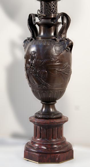 Ferdinand BARBEDIENNE - Paire de lampes Néo-Classiques en bronze à patine brune d'après un modèle de Clodion-1