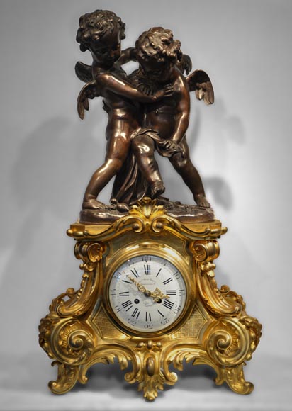 Maison MARQUIS LANGUEREAU - "Deux amours se disputant un coeur", Grande pendule en bronze doré et groupe de putti en bronze à patine brune-0