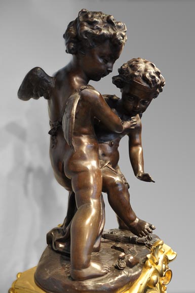 Maison MARQUIS LANGUEREAU - "Deux amours se disputant un coeur", Grande pendule en bronze doré et groupe de putti en bronze à patine brune-1