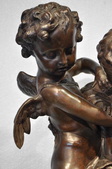 Maison MARQUIS LANGUEREAU - "Deux amours se disputant un coeur", Grande pendule en bronze doré et groupe de putti en bronze à patine brune-2