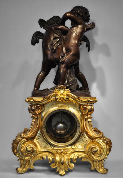 Maison MARQUIS LANGUEREAU - "Deux amours se disputant un coeur", Grande pendule en bronze doré et groupe de putti en bronze à patine brune-5