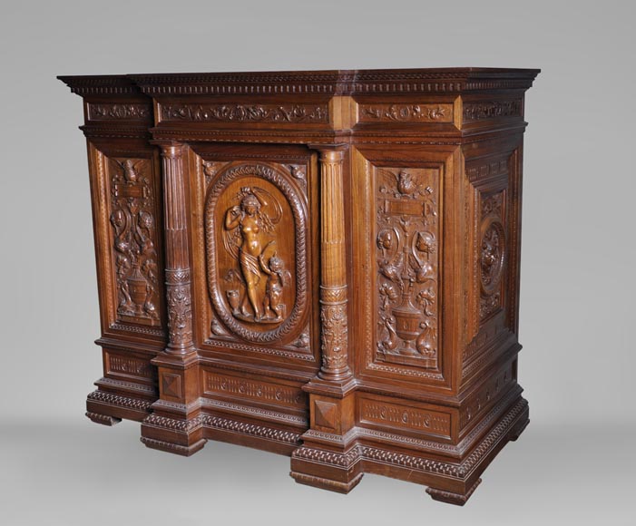 Egisto GAJANI - Très beau meuble bas de style Néo-Renaissance en noyer sculpté daté de 1876-1