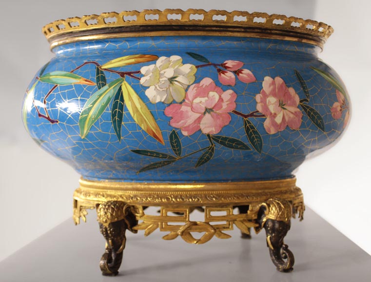 Manufacture de CREIL-MONTEREAU - Belle jardinière à décor de fleurs en faux cloisonné et base en bronze doré et bronze patiné à têtes d'éléphants-3