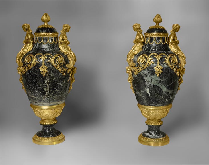 Paire de vases couverts aux égyptiennes en marbre Vert de Mer-0