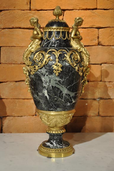 Paire de vases couverts aux égyptiennes en marbre Vert de Mer-1