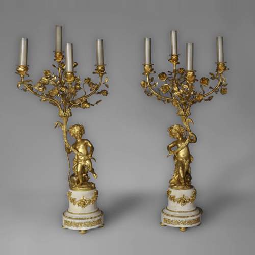 Belle paire de candélabres en marbre Statuaire de Carrare et bronze doré à décor de putti et de roses