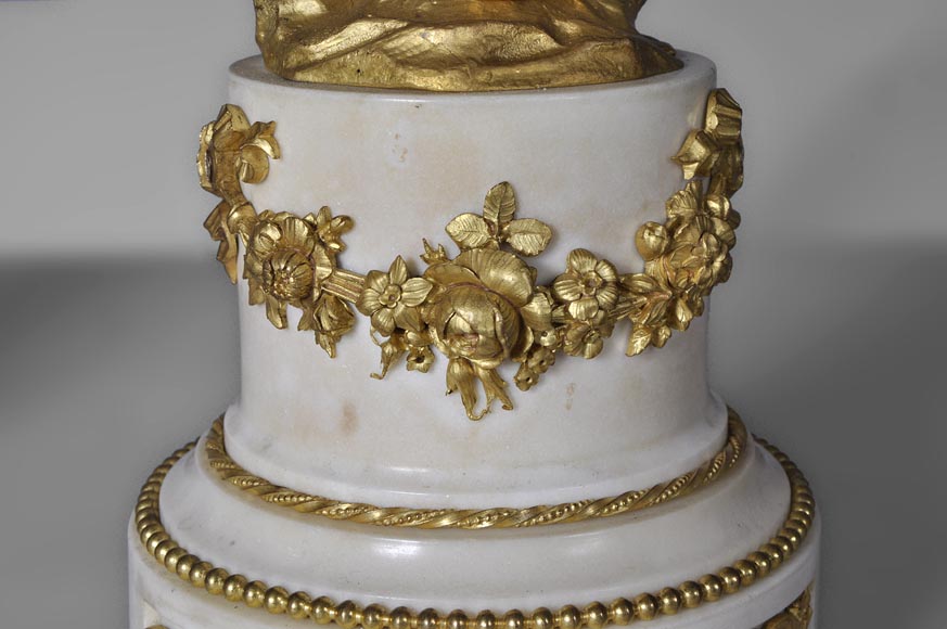 Belle paire de candélabres en marbre Statuaire de Carrare et bronze doré à décor de putti et de roses-5