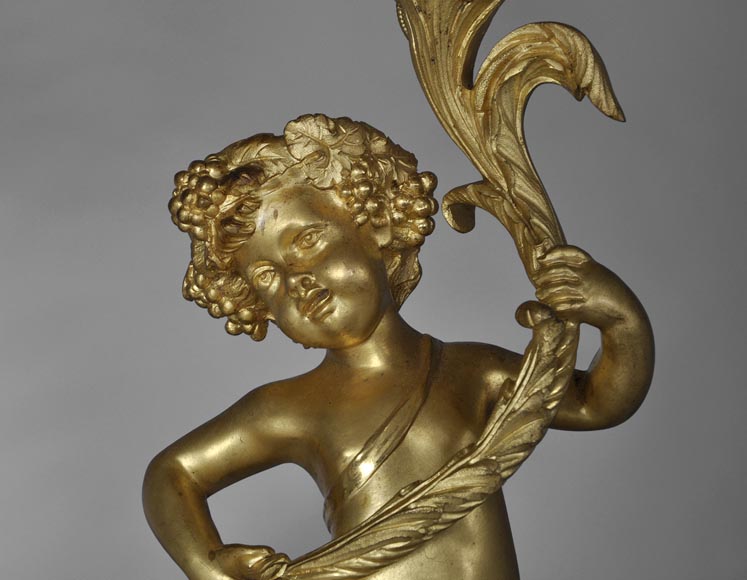 Belle paire de candélabres en marbre Statuaire de Carrare et bronze doré à décor de putti et de roses-7