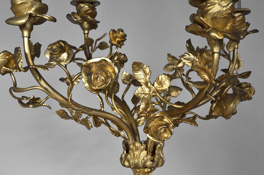 Belle paire de candélabres en marbre Statuaire de Carrare et bronze doré à décor de putti et de roses-8