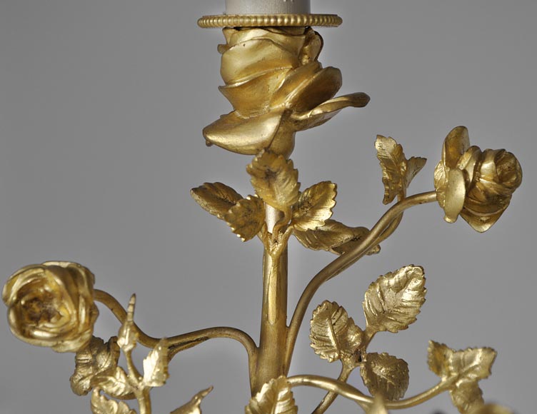 Belle paire de candélabres en marbre Statuaire de Carrare et bronze doré à décor de putti et de roses-9