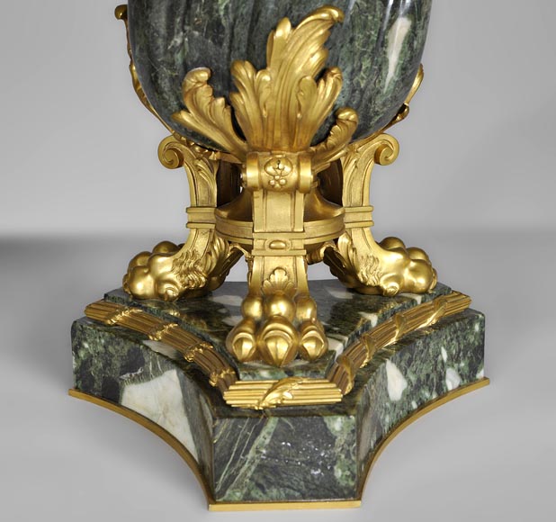 François LINKE (1855-1946) (Att. à), Paire de vases couverts de style Rocaille en marbre Vert Antique et bronze doré-1
