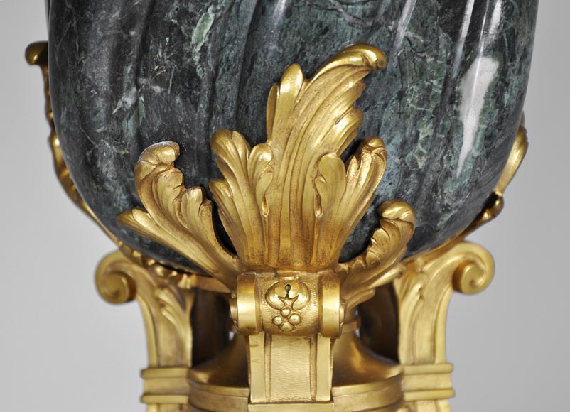 François LINKE (1855-1946) (Att. à), Paire de vases couverts de style Rocaille en marbre Vert Antique et bronze doré-2