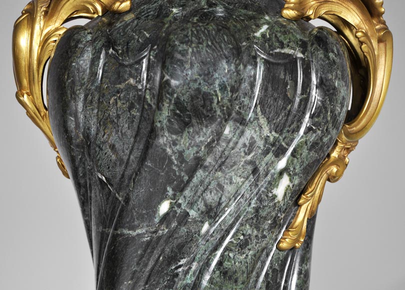 François LINKE (1855-1946) (Att. à), Paire de vases couverts de style Rocaille en marbre Vert Antique et bronze doré-3