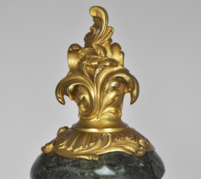 François LINKE (1855-1946) (Att. à), Paire de vases couverts de style Rocaille en marbre Vert Antique et bronze doré-4