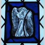Quatre éléments de vitraux aux anges en grisaille