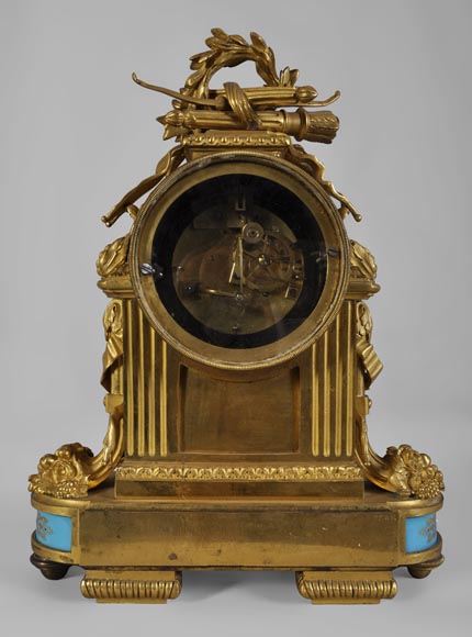 FRÈRES RAINGO (Paris, 1813), Pendule à plaques de porcelaines bleu céleste dans le goût Louis XVI-7