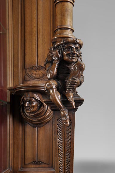 BELLANGER, ébéniste - Vitrine de style Néo-Renaissance en noyer sculpté à décor de chimères-4