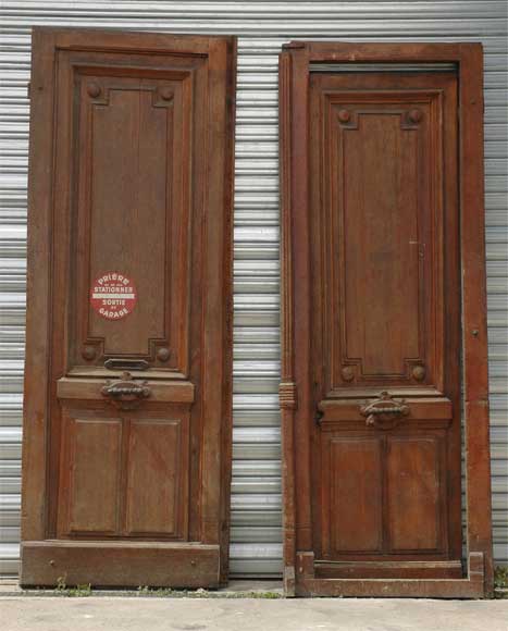 Paire de portes monumentales en bois-0