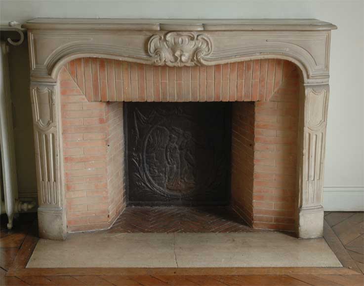 Cheminée d'époque Louis XV en pierre - Pierre