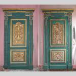 Paire de portes vertes à décor de panneaux de bois sculpté et doré