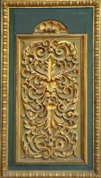 Paire de portes vertes à décor de panneaux de bois sculpté et doré-1