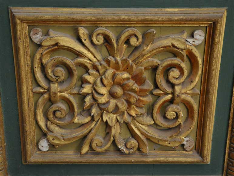 Paire de portes vertes à décor de panneaux de bois sculpté et doré-3