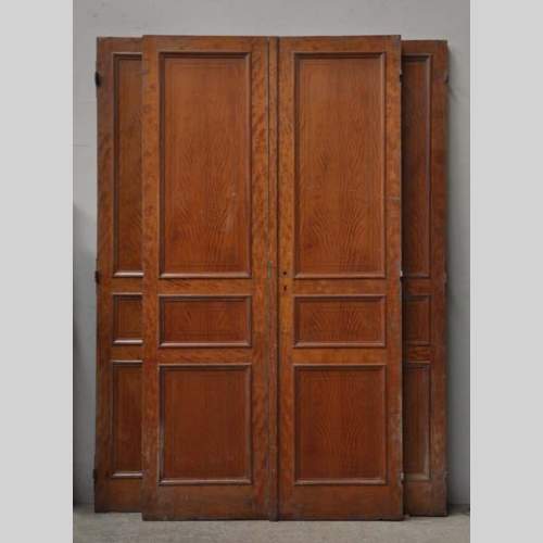 Une double porte et deux portes en acajou flambé à décor de frise de marqueterie