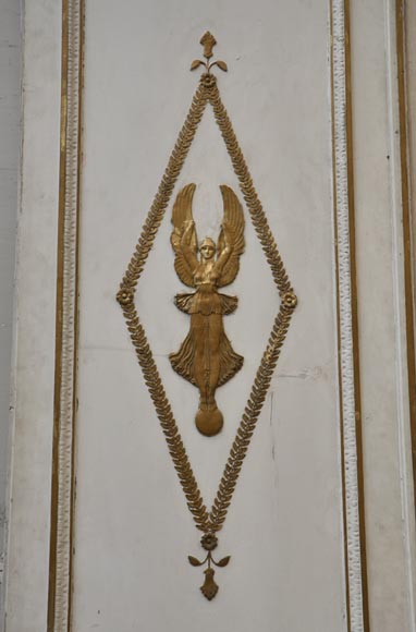 Double porte ancienne en chêne peint et doré à décor de Victoires Ailées et de miroirs-1