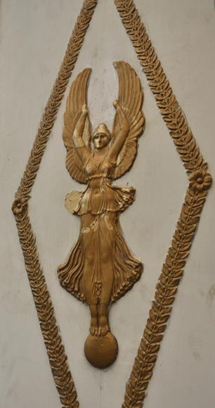 Double porte ancienne en chêne peint et doré à décor de Victoires Ailées et de miroirs-4