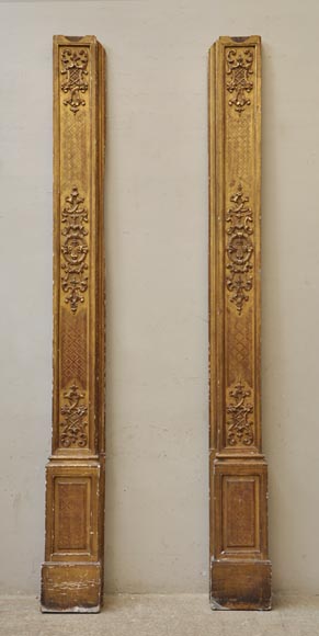 Paire de pilastres en chêne doré du XVIIIè siècle-0