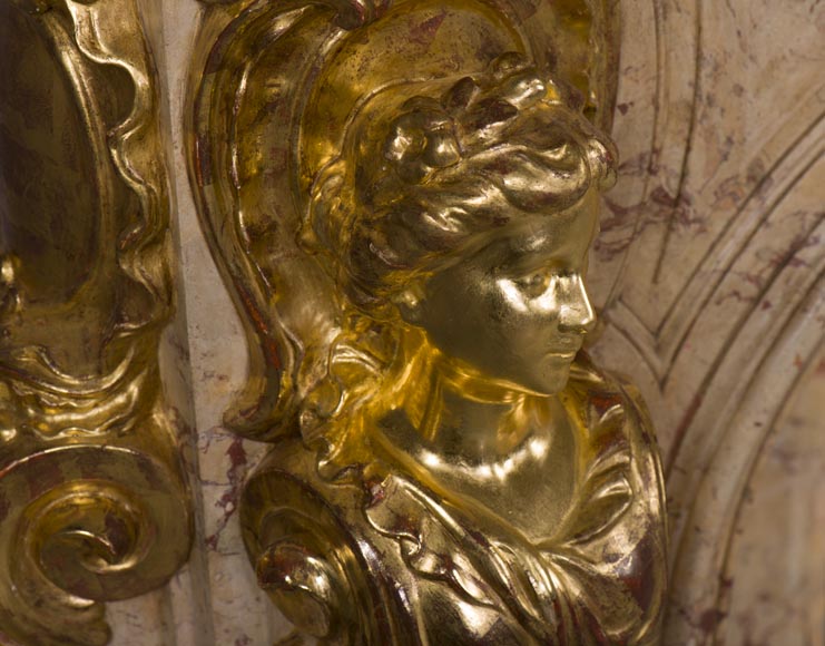 Prestigieuse cheminée ancienne en Scagliola imitation marbre Sarrancolin Fantastico et dorure à la feuille d'après la cheminée de la Salle du Conseil du Palais de Versailles -6